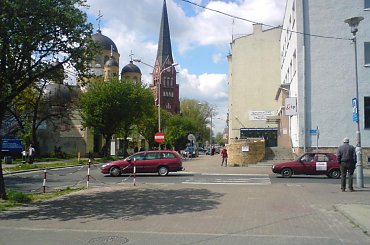 CZĘSTOCHOWA - Śródmieście - ul.Kopernika - po lewej stronie 2 kościoły - prawosławny (z kopułą) oraz ewangelicki, po prawo budynek Telekomunikacji Polskiej #Częstochowa #śródmieście #kościół #ewangelicki #prawosławny #Kopernika