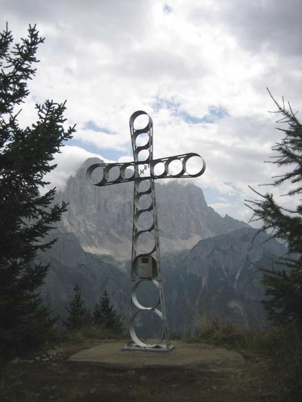 Fertazza (2101 m), z tyłu grupa Civetty #góry #Dolomity #Włochy