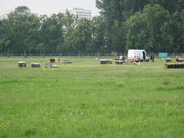 Moździerze zaczynają być transportowane na miejsca skąd polecą fajerwerki