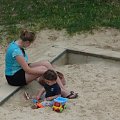 Mama - szpieg podglada jak bawie sie z kuzynka Natalią w piaskownicy