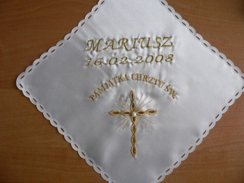 Chusteczka chrzcielna - atłasowa,
z haftem "Krzyżyk-2", z napisem "Pamiątka Chrztu Św."
brzegi wykończone ząbkami wycinanymi laserem.
Haft: złoty
