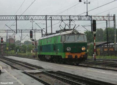 16.08.2008 (Czerwieńsk) ET22-329 menewruje na stacji Czerwieńsk.