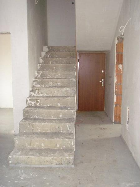 przejście do garażu pod schodami