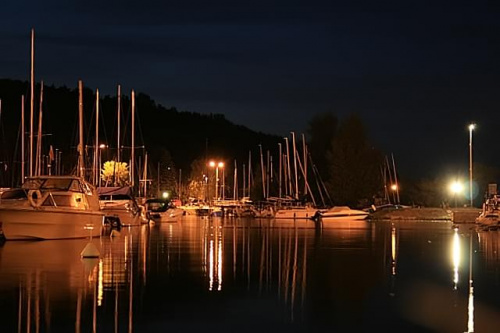 port nocą pięknie wyglada