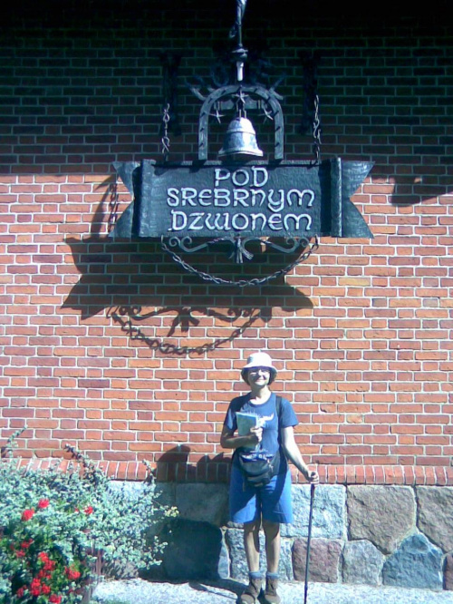 Kadyny - Beata przed hotelem Pod srebrnym dzwonem