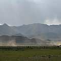 Ałtaj Mongolski. Ulewa wzbija pył w okolicach Olgij #ałtaj #mongolia #góry
