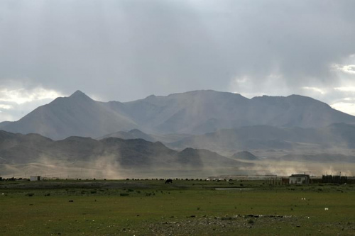 Ałtaj Mongolski. Ulewa wzbija pył w okolicach Olgij #ałtaj #mongolia #góry