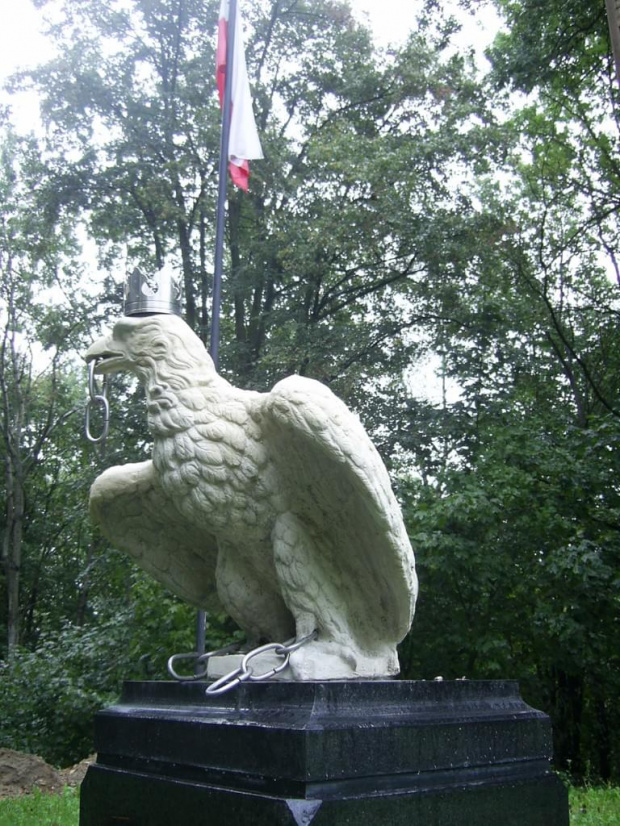 Wymowna symbolika, ,,Orzeł rozerwał okowy,,.
Flaga wciagnięta na maszt w dniu 17 09.2008 r #KazimierzDolny #Pomniki