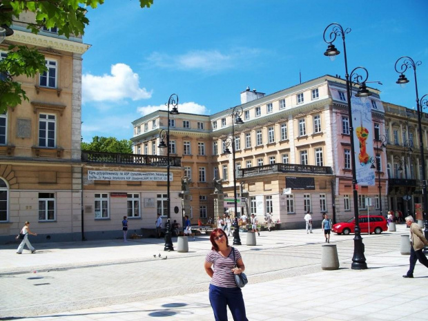 Agata przed bramą i oficynami Pałacu Czapskich przy Krakowskim Przedmieściu, nazywanego także Pałacem Krasińskich lub Raczyńskich, siedziby Akademii Sztuk Pięknych. #wakacje #urlop #podróże #zwiedzanie #Polska #Warszawa