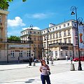 Agata przed bramą i oficynami Pałacu Czapskich przy Krakowskim Przedmieściu, nazywanego także Pałacem Krasińskich lub Raczyńskich, siedziby Akademii Sztuk Pięknych. #wakacje #urlop #podróże #zwiedzanie #Polska #Warszawa