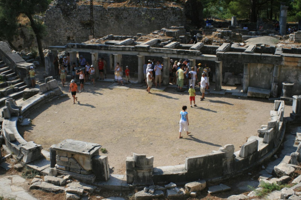 Amfiteatr w Priene - w tle fundamenty bizantyjskiego kościoła