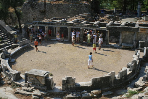 Amfiteatr w Priene - w tle fundamenty bizantyjskiego kościoła