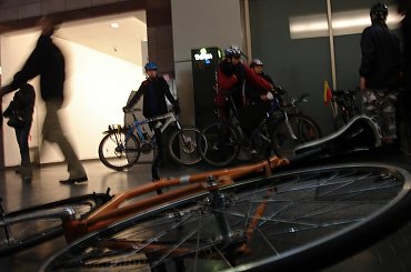 . #ZłoteTarasy #EuropejskiDzieńBezSamochodu #MasaKrytyczna #akcja #InvisiblePedal #Warszawa