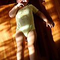 Marna próba stowrzenia przestrzeni iluzorycznej. Ogólnie podoba mi się sama dziewczynka :)
