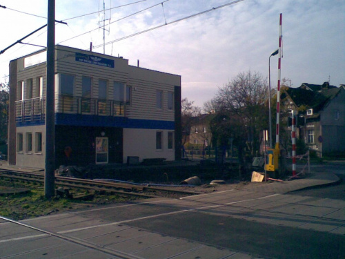 2008 11 09 - Goleniów - Nowa nastawnia i ślady po fundanencie starej nastawni - foto z przejazdu #Goleniów #kolej #PKP #stacja #dworzec #nastawnia #przejazd #LCS