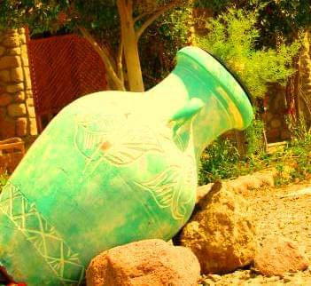 Egipt - dzban w ogrodzie #Dzban #naczynia #ogród #artystyczne