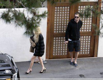 MK leaving a Malibu house party-paparazzi czerwiec 2007