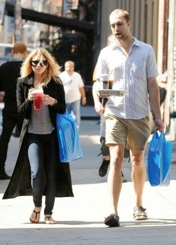 Ashley getting drinks at Starbucks in NYC-paparazzi sierpień 2008