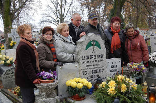 Zapaliliśmy świeczkę na grobie naszego wychowawcy.