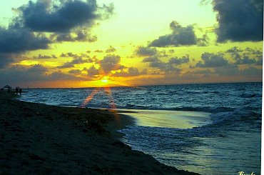 Zachód słońca nad morzem karaibskim (zdjęcie wykonane analogowym Canonem dawno temu) #morze #ZachódSłońca #wybrzeże #karaiby #Kuba #niebo #chmury #widok