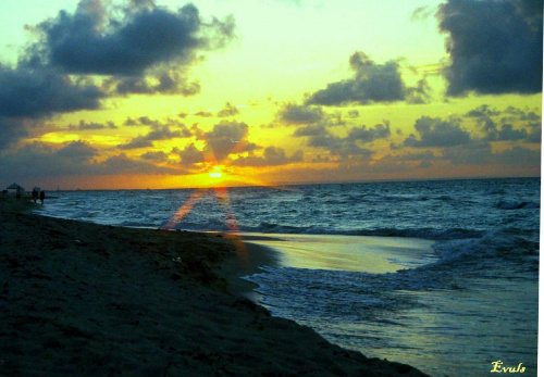 Zachód słońca nad morzem karaibskim (zdjęcie wykonane analogowym Canonem dawno temu) #morze #ZachódSłońca #wybrzeże #karaiby #Kuba #niebo #chmury #widok