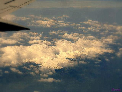 Szczyty gór nad chmurami #góry #lot #chmury #samolot #widok