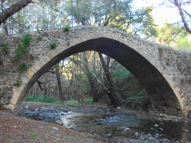 Cypr,Kelefos Bridge-średniowieczny wenecki most #średniowieczny #most #kamienny #potok #rzeczka #las #Cypr #drzewa #UroczeMiejsce