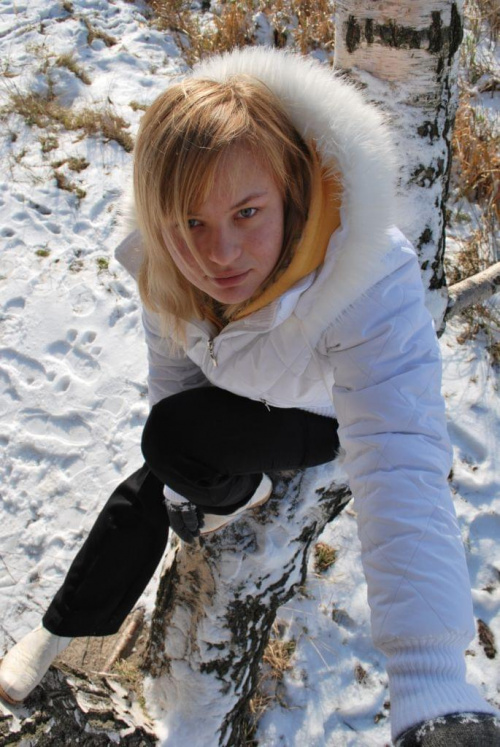 #Kobieta #dziewczyna #śnieg #zima #staw #las #jezioro