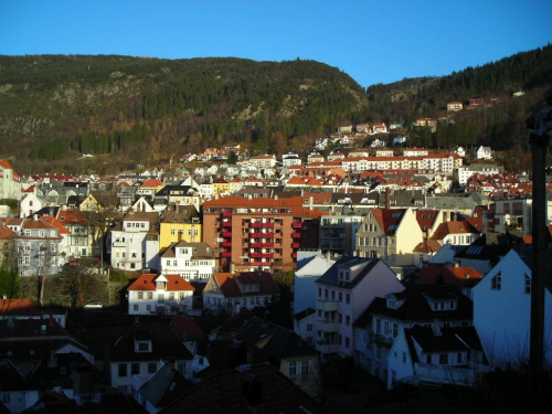 Bergen dzielnica Sandviken #norwegia #krajobraz #bergen #widoki #podróże #góry #morze