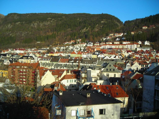 Bergen dzielnica Sandviken #norwegia #krajobraz #bergen #widoki #podróże #góry #morze