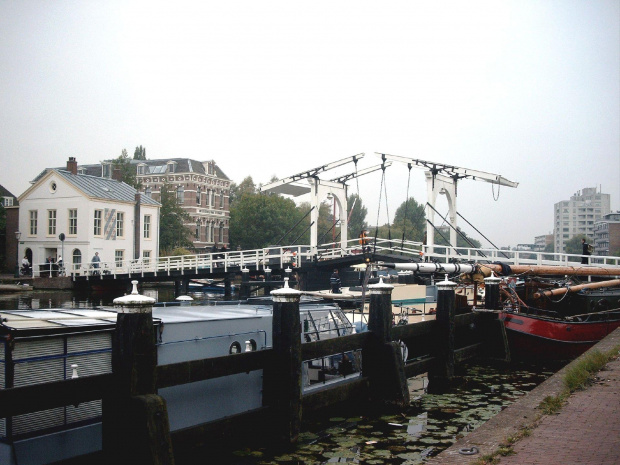 IX.2003 Holland, Leiden, miasto Wielkiego artysty, mistrza swiatla ("Rembrandt Brücke")