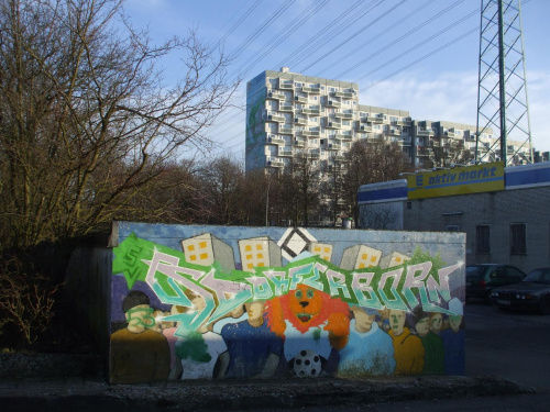 W tyle na scianie bloku, najwyzsze "Graffiti" na Swiecie, 43 m. wys., 12 m. szer. (21.I.2009 Hamburg - Osdorfer Born, Deutschland) Niemcy