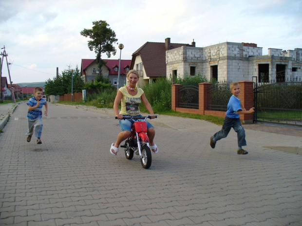 Glownym elementem imprezy byl motocykl mojego braciszka;)