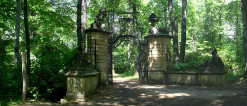Brama do parku przy zamku w Książu