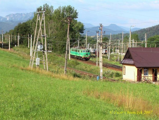 Zakopane Spyrkówka 28.07.2007 - EP07-243 oczekuje na zjazd do na postój na Spyrkówkę. W tle Tatry. #kolej #PKP #Zakopane #parowóz #Ty2 #EU07 #SM42