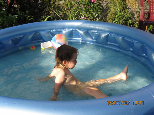 W basenie podczas kąpieli u Dziadkow w ogródku