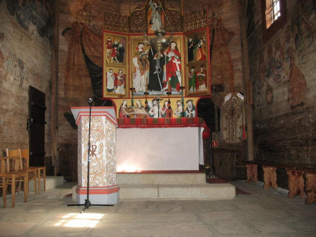 Wnętrze kościółka św. Leonarda, widok na piękny ołtarz.