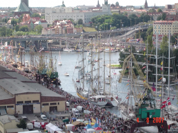 ZDJĘCIE ROBIONE Z KLATKI NA DŹWIGU (54M WYSOKOŚCI)