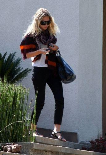 Ashley leaving her house in Mailbu-paparazzi lipiec 2007