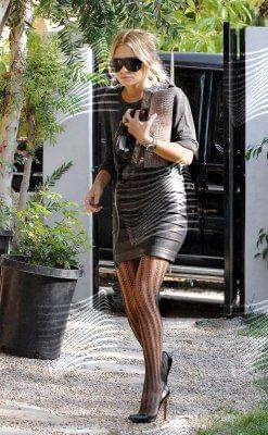 Ashley on her way to Miss Davenporte Show-paparazzi sierpień 2007