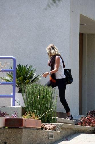 Ashley leaving her house in Mailbu-paparazzi lipiec 2007