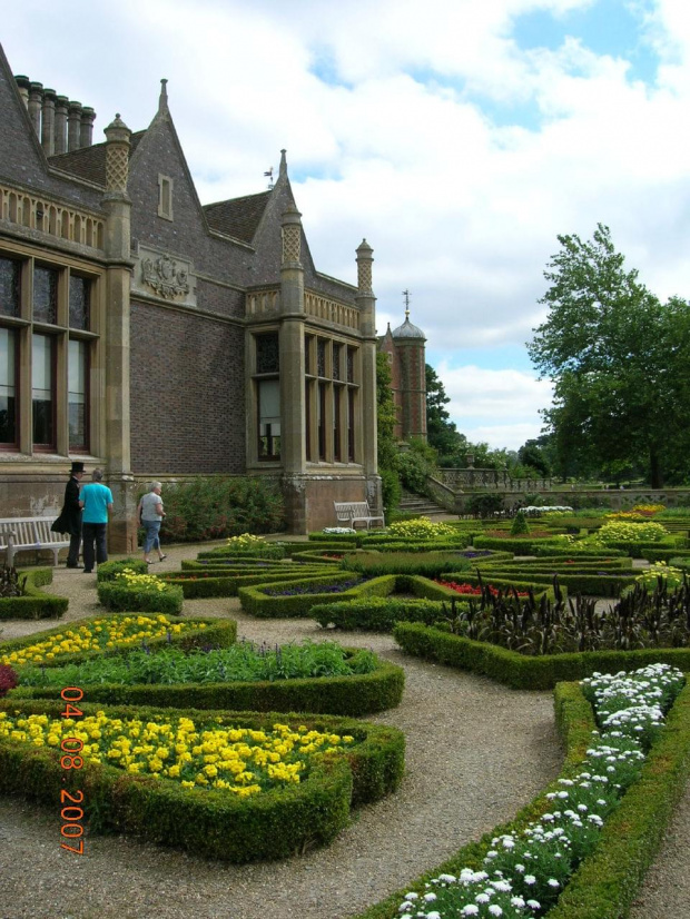 Charlecote Park - widok na rezydencje z ogrodu:)