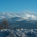 widok z zakrętu śmierci w Szklarskiej Porębie #krajobraz #widok #przyroda #natura #góry #zima #chmury #niebo #szczyty #drzewa #śnieg