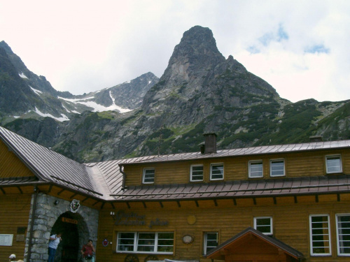 Jastrzębia Turnia ponad schroniskiem #Tatry