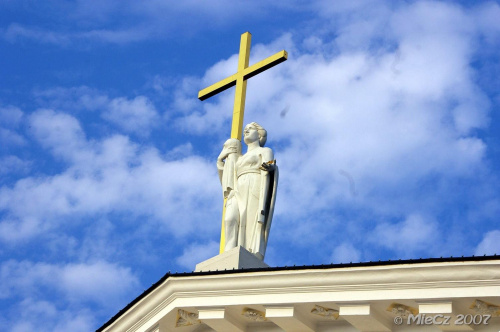 Na szczycie umieszczono trzy figury dłuta Kazimierza Jelskiego - pośrodku św. Helenę (z krzyżerm), po lewekj św. Stanisława, po prawej św. Kazimierza.
W 1950r. barbarzyńcy sowieccy wysadzili w powietrze te figury. Obecne są rekonstrukcją z 1996r.