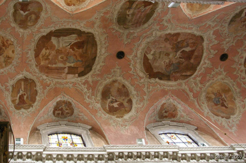 Freski z II połowy XVIII w. na sklepieniu i ścianach przedstawiają sceny z życia św. teresy. Autor Maciej Słuszczański. #Wilno