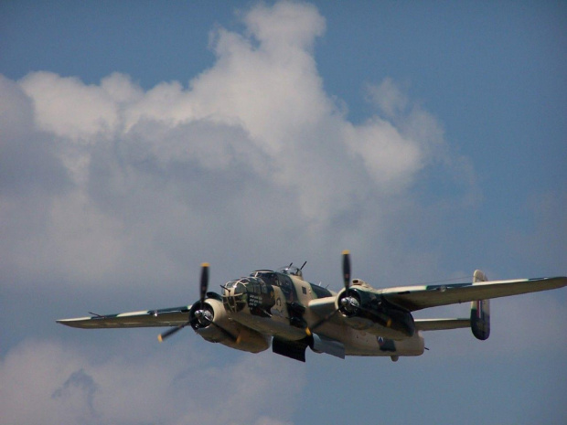 North American B-25 Mitchell to bombowiec amerykański z okresu II wojny światowej. Przelot z otwartym lukiem bombowym.