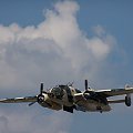 North American B-25 Mitchell to bombowiec amerykański z okresu II wojny światowej. Przelot z otwartym lukiem bombowym.