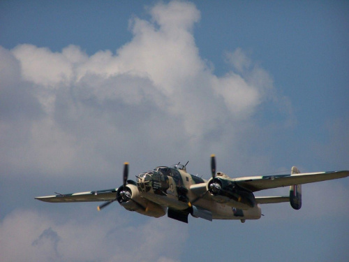 North American B-25 Mitchell to bombowiec amerykański z okresu II wojny światowej. Przelot z otwartym lukiem bombowym.