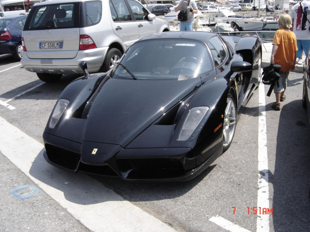Ferrari Enzo
kolor: czarny
kraj: Monaco
rejesracja: Monakijska